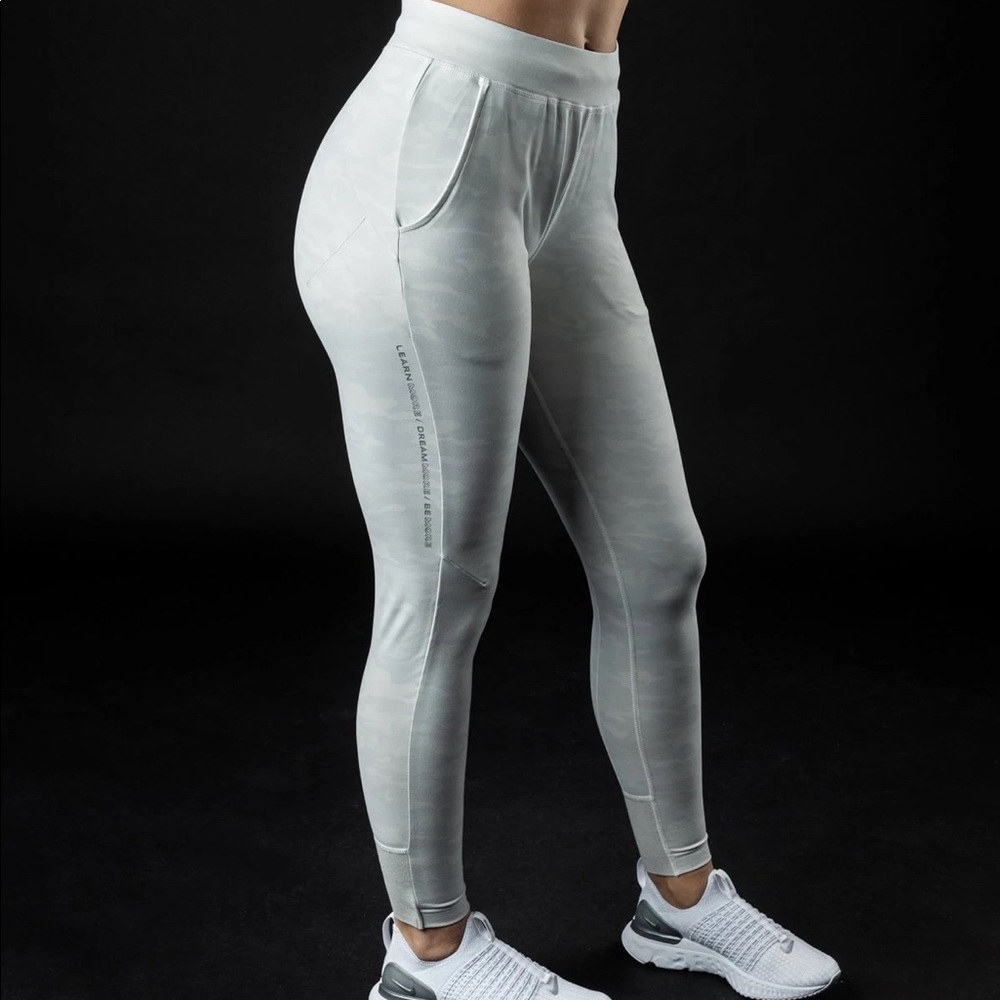 🆕 alphalete Pro-Elite Jogger - Silver Camo